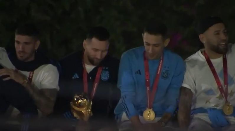 Месси с партнерами по сборной едва не упали с крыши автобуса во время празднования золота ЧМ-2022