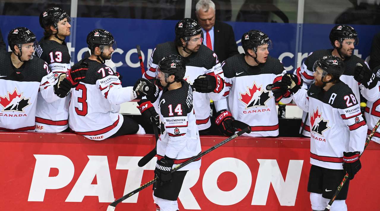 На сколько побед больше одержала сборная канады. Эндрю Манджапане хоккеист. Сборная Канады по хоккею 2021. Хоккей Канада Канада.