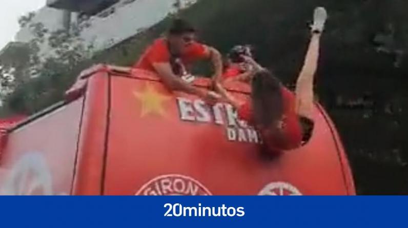Игрок «Жироны» спас жизнь фотографу. Девушка выпала из автобуса во время парада (ВИДЕО)